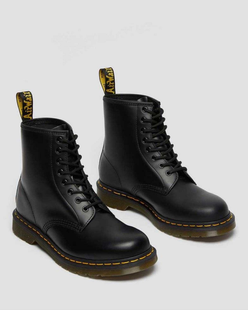 Black DR Martens 1460 Smooth Leather Lace Up Boots | 2308TMHWI