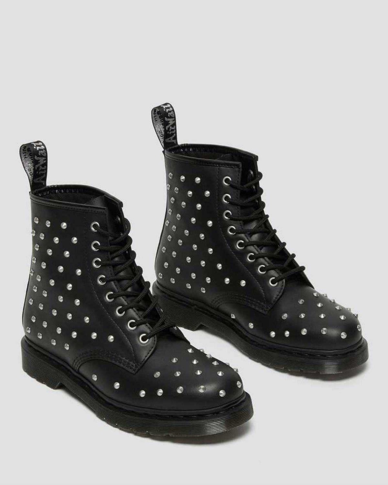 Black DR Martens 1460 Stud Wanama Leather Lace Up Boots | 0461AWUMI